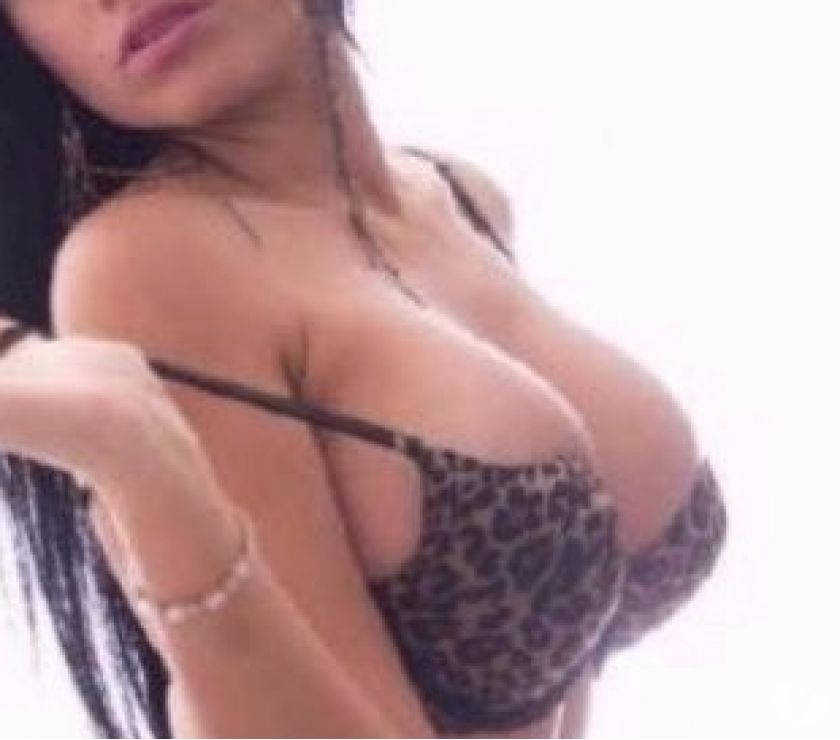 Belle poupée souriante très féminine